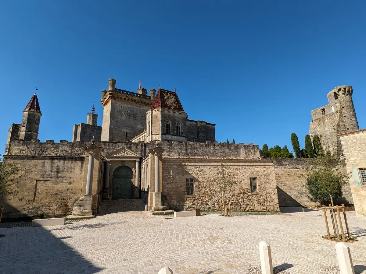 Umfassungsmauern des Duché in Uzès mit der Tour Bermonde und der Kapelle über dem Platz