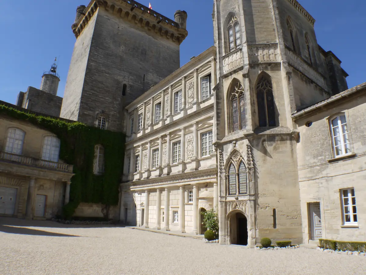 Hof des Duché in Uzès mit Tour Bermonde, Renaissancefassade und Kapelle