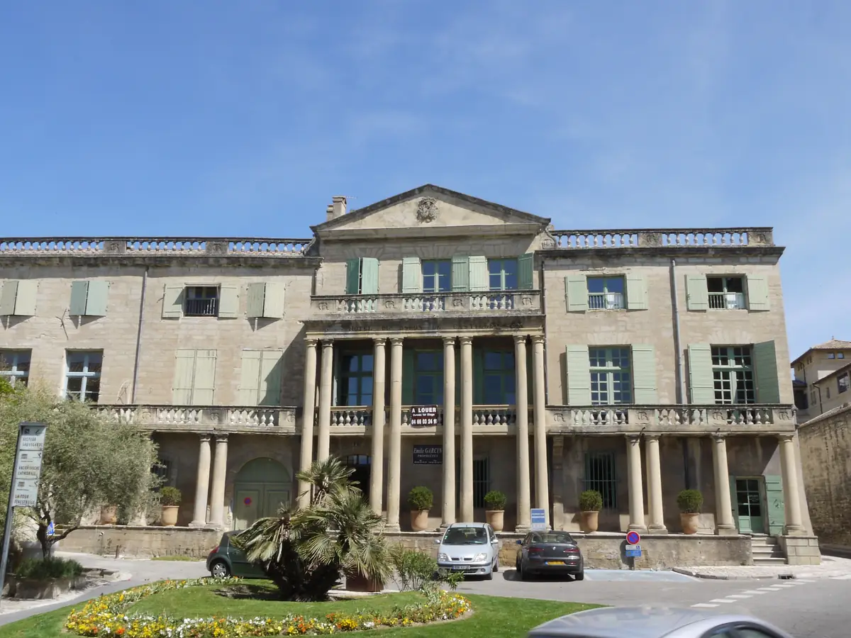 Fassade des Hôtel du Baron de Castille in Uzès mit Säulengängen und Giebel