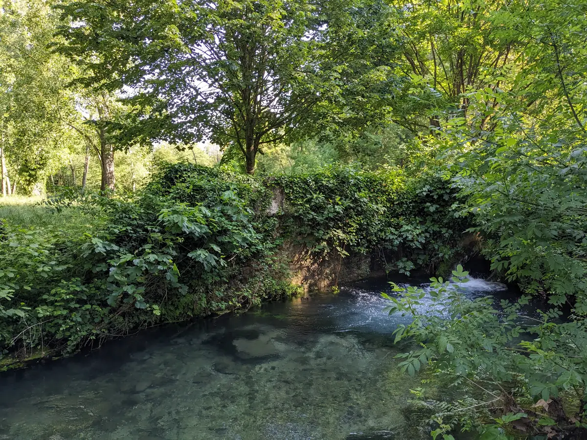 Der von Bäumen gesäumte Alzon im Eure-Tal unterhalb von Uzès