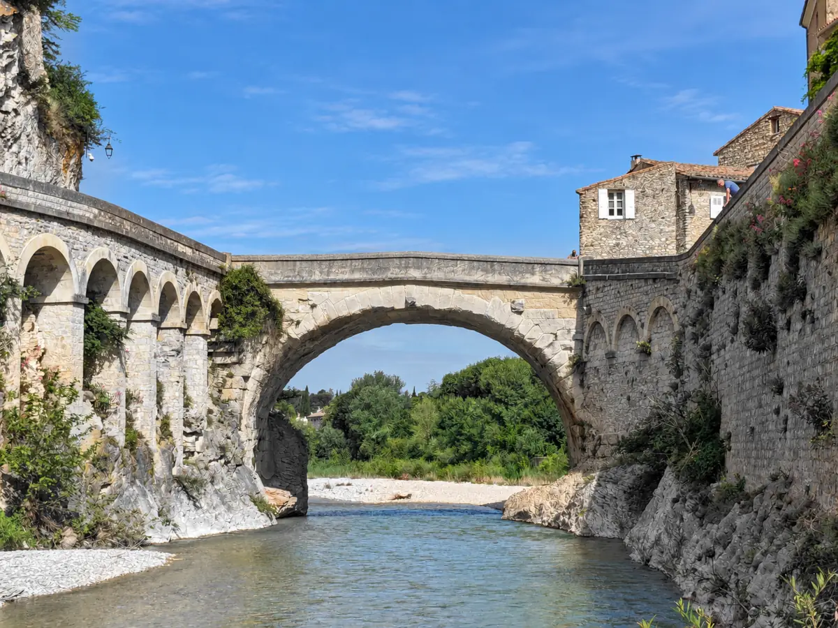 Einziger Bogen der römischen Brücke von Vaison-la-Romaine über die Ouvèze zwischen zwei felsigen Ufern