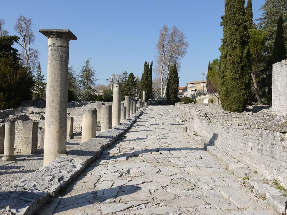 Gepflasterte Straße und Kolonnade der Ladenstraße auf dem antiken Gelände von La Villasse in Vaison-la-Romaine