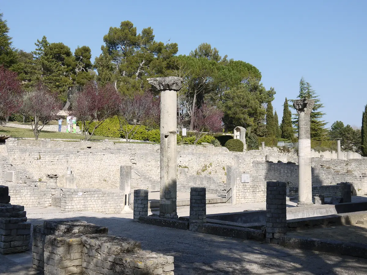 Säulen und Mauerreste zwischen Bäumen auf dem archäologischen Gelände von Puymin