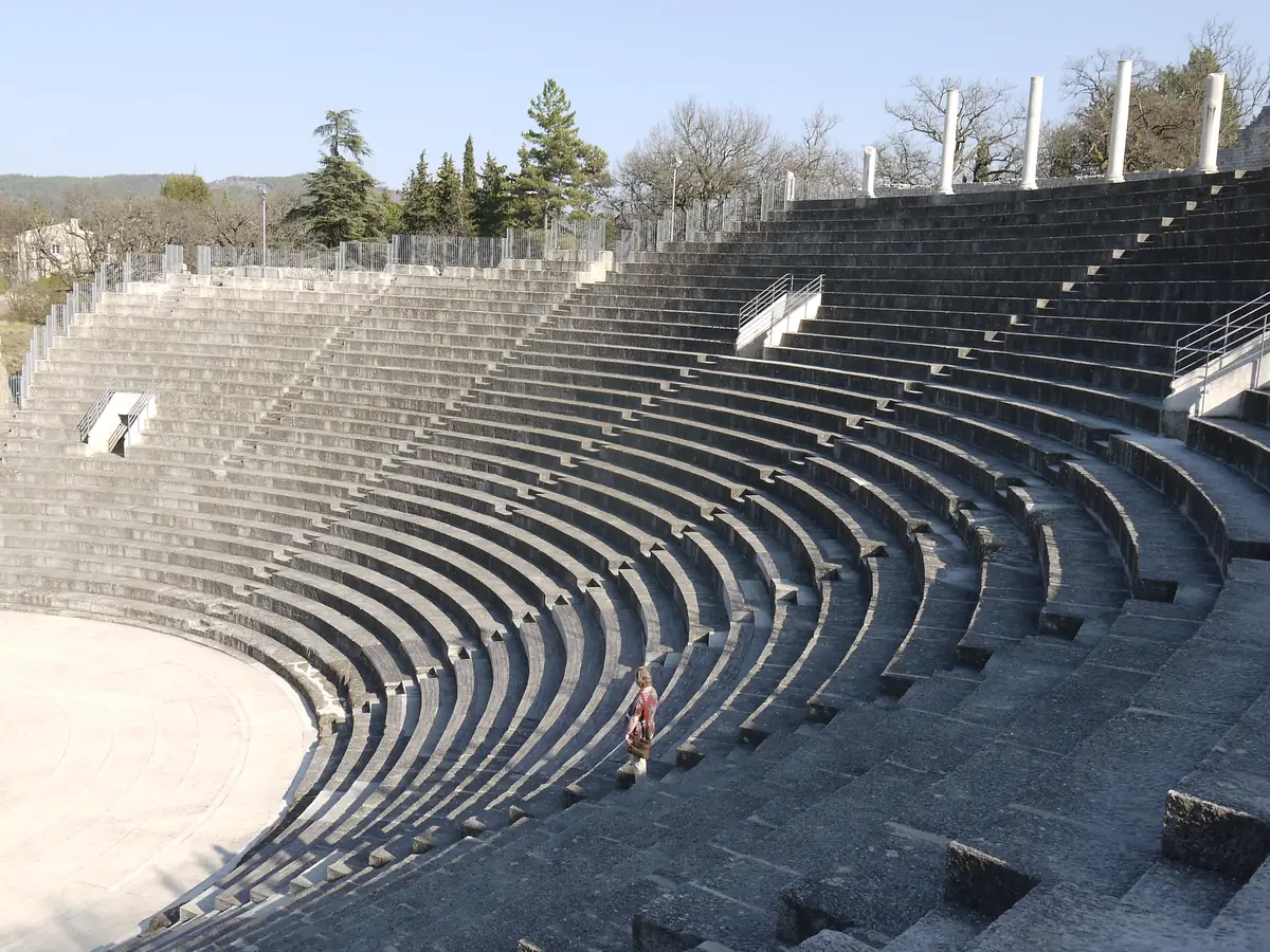 Halbrunde Ränge des römischen Theaters von Vaison-la-Romaine auf dem Hügel von Puymin