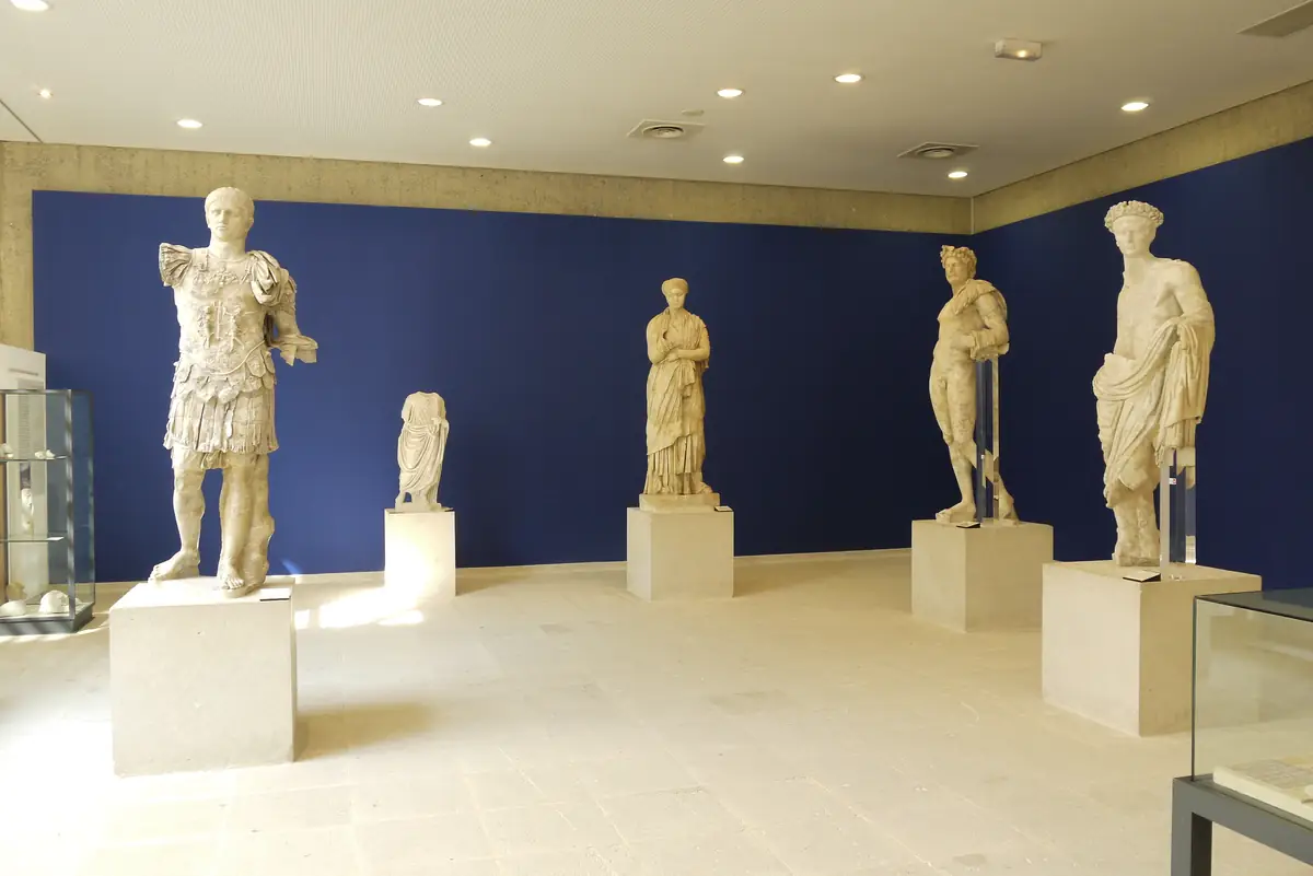 Antike Marmorstatuen in einem Saal des archäologischen Museums Théo Desplans