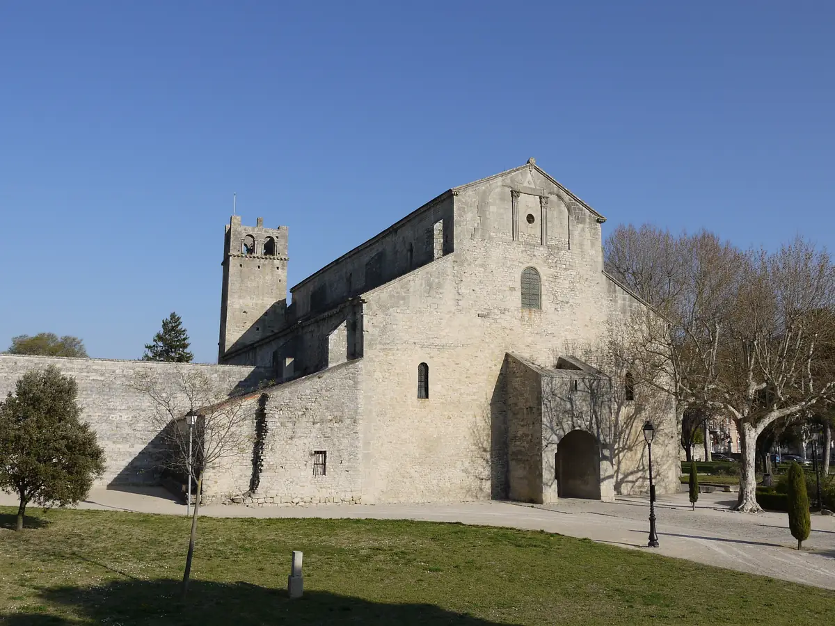 Steinfassade und Glockenturm der Kathedrale Notre-Dame-de-Nazareth in der Unterstadt von Vaison