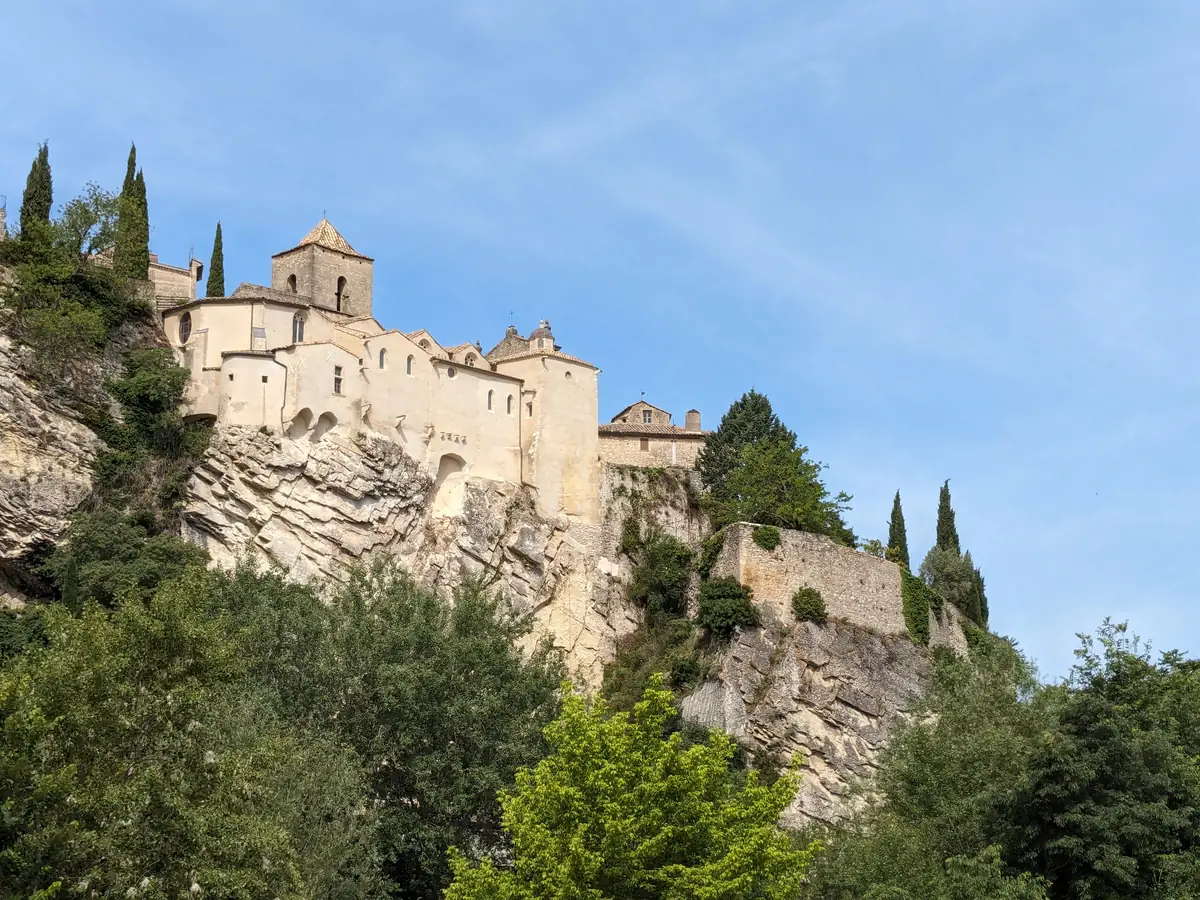 Häuser der Oberstadt und Kathedrale Sainte-Marie-de-l’Assomption auf dem Felsen über der Ouvèze