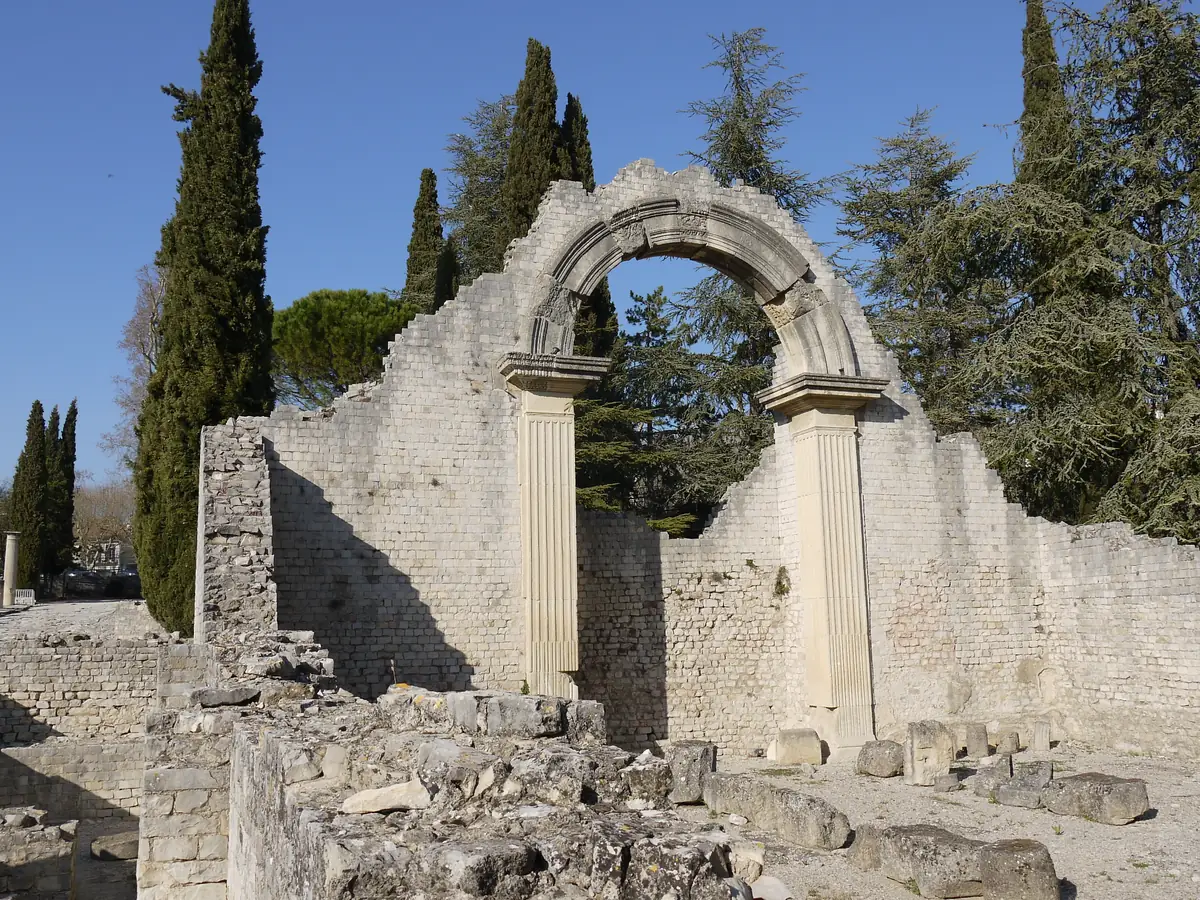 Steinerner Torbogen mit kannelierten Pilastern auf dem archäologischen Gelände von La Villasse in Vaison-la-Romaine