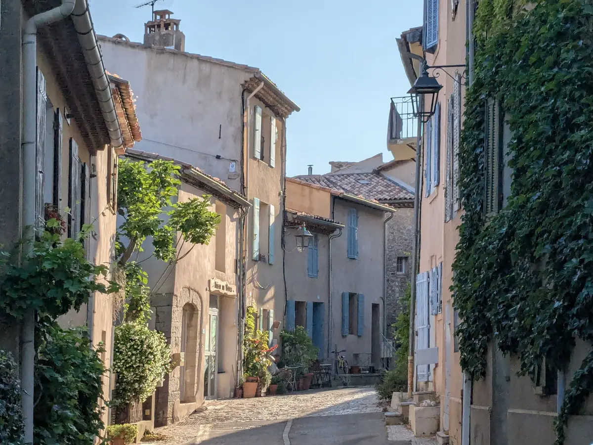 Rue du village de Vauvenargues