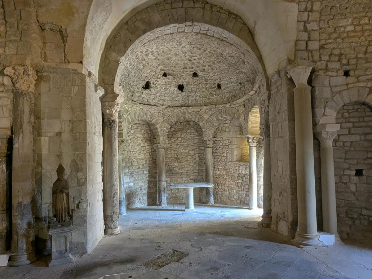 Abside voltata del battistero di Venasque, incorniciata da colonne e capitelli