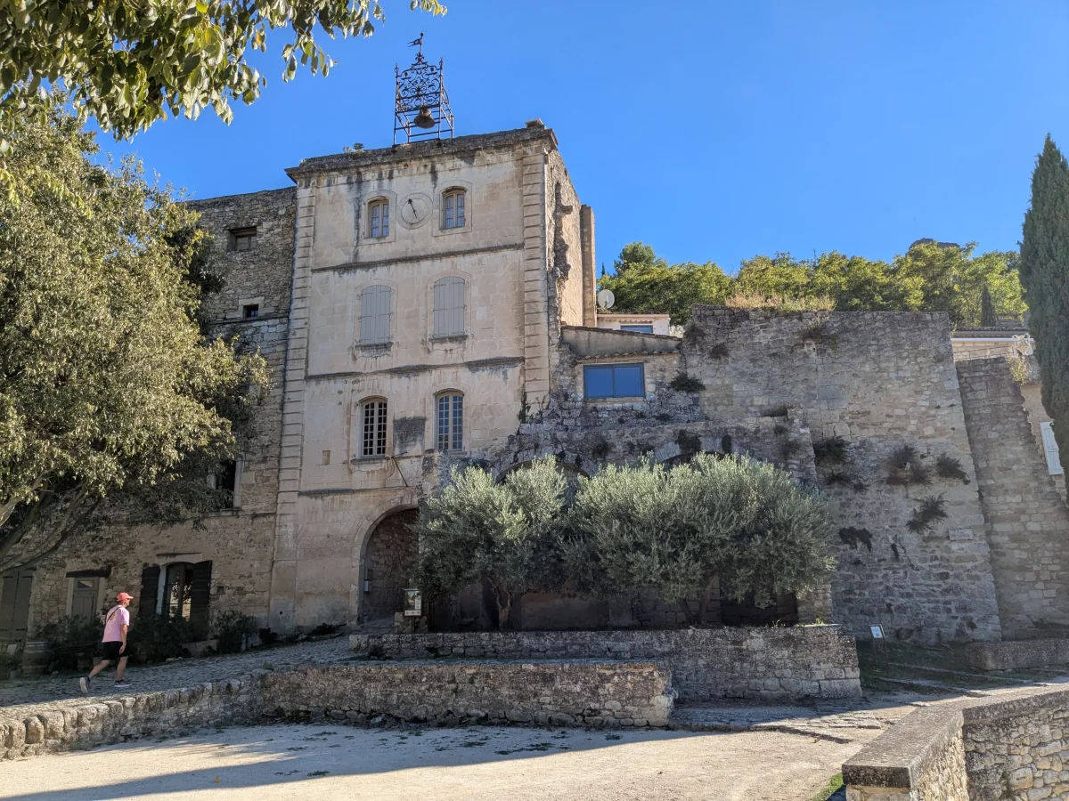 Place de la Croix au centre du Vieil-Oppède