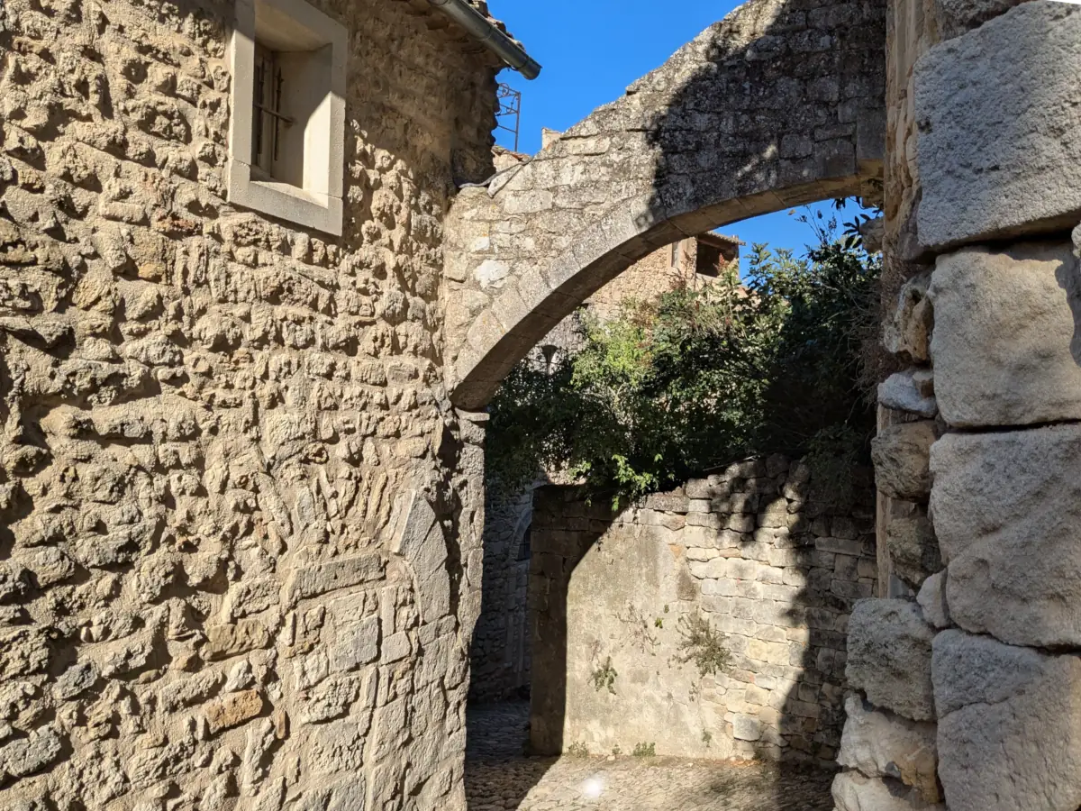 Passage voûté et calade dans le Vieil-Oppède