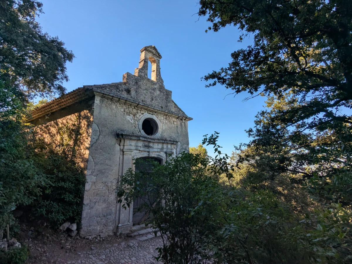 Façade de la chapelle des Pénitents blancs au Vieil-Oppède