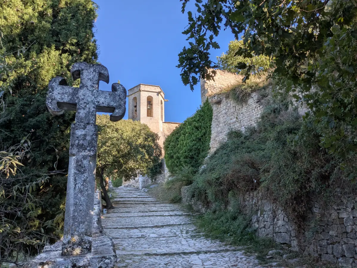 Croix de pierre sur les calades devant la collégiale Notre-Dame Dalidon