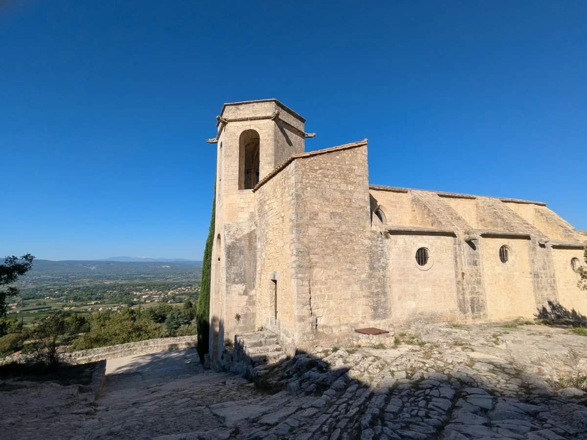 Collégiale Notre-Dame Dalidon dominant la plaine du Calavon