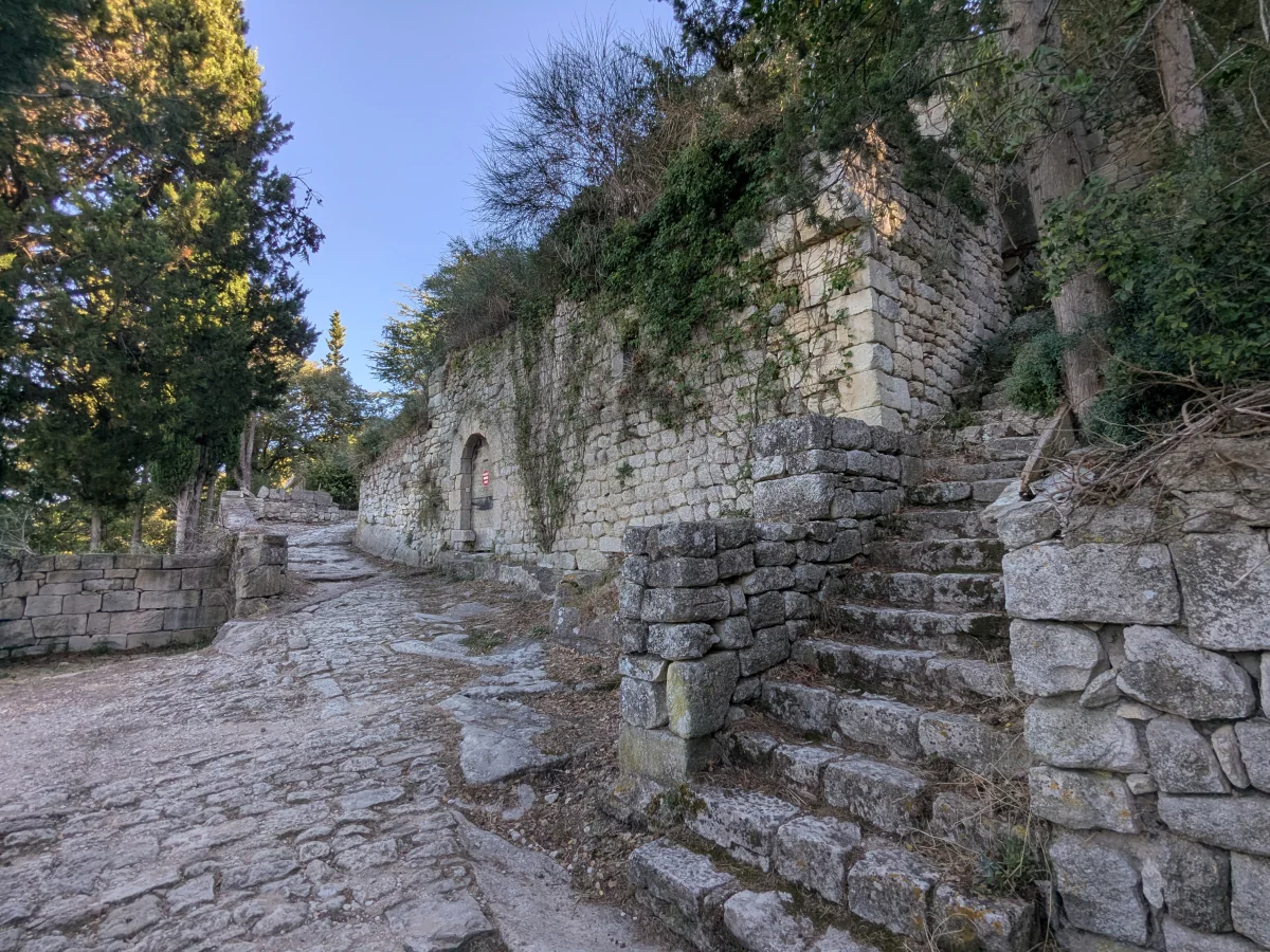 Murs et escaliers de pierre dans les ruines du château du Vieil-Oppède