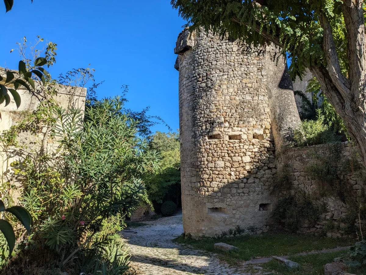 Tour de pierre et calade dans les hauteurs du Vieil-Oppède