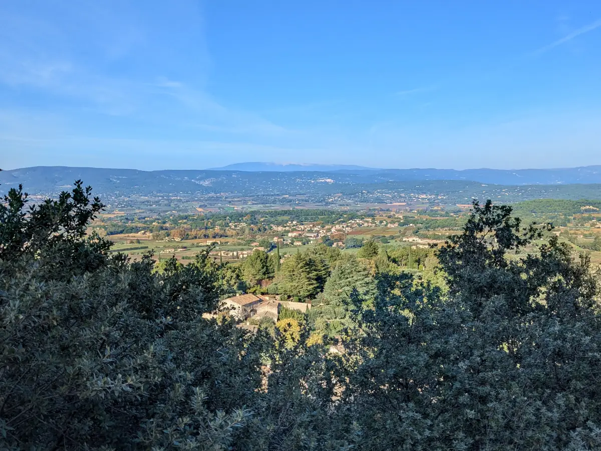 Panorama sur la plaine du Calavon, les Monts du Vaucluse et le Mont Ventoux