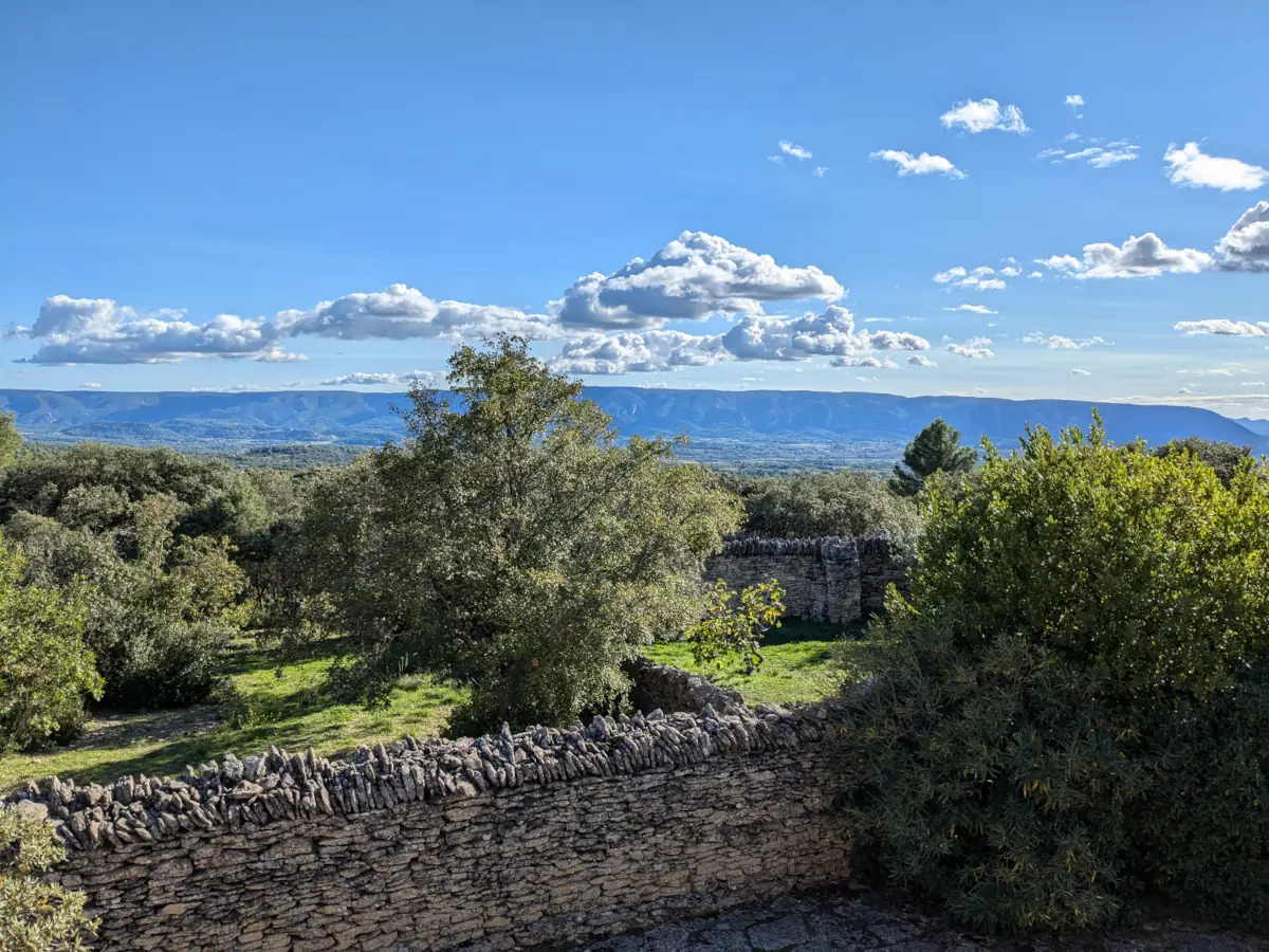 Vue sur le massif du Luberon depuis les murs en pierre sèche du Village des Bories