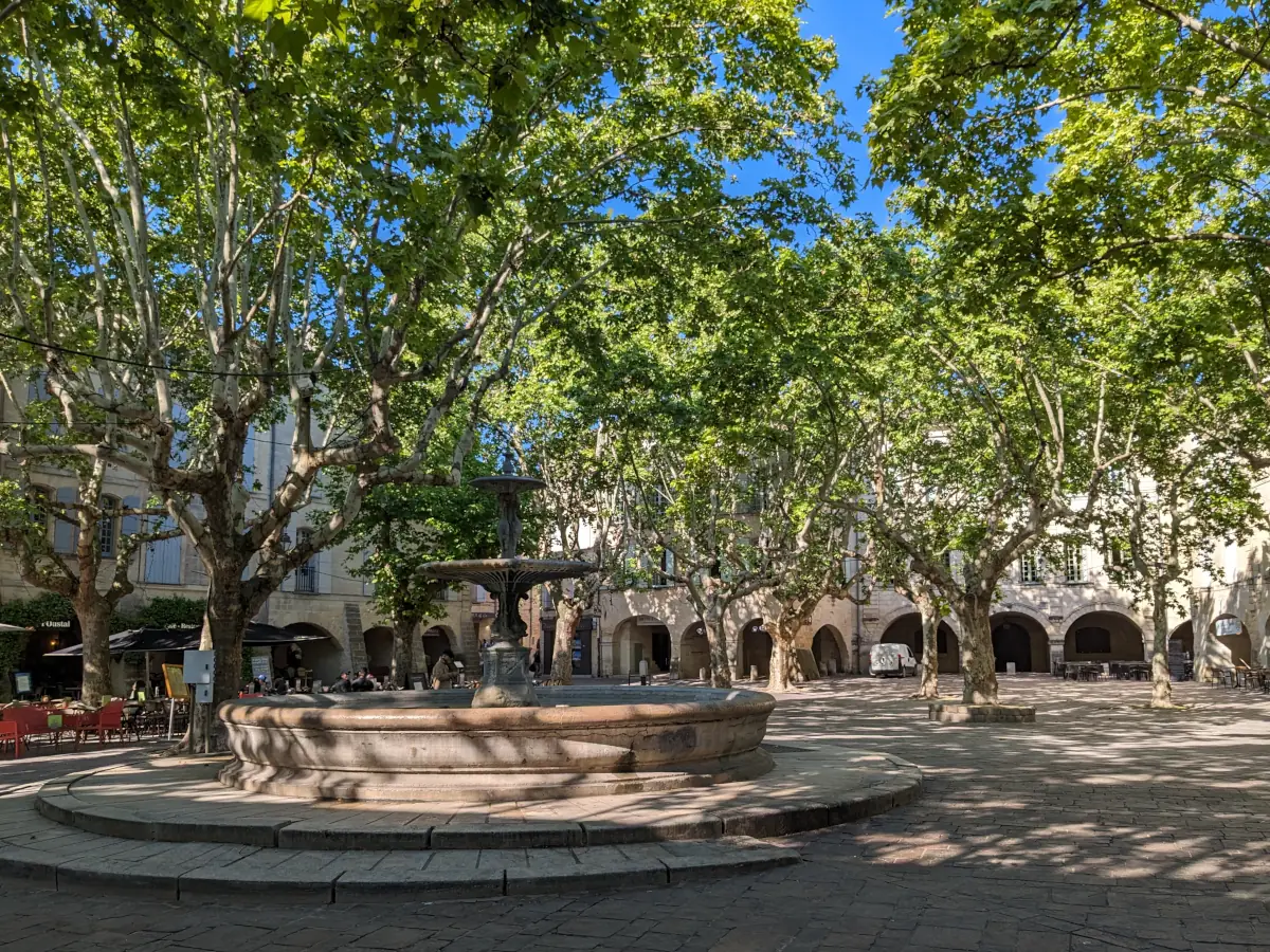 Marché sur la Place aux herbes à Uzès