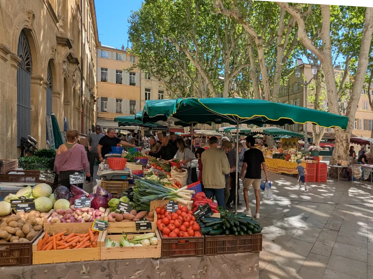 Marché provençal sur la place Richelme à Aix-en-Provence © VF