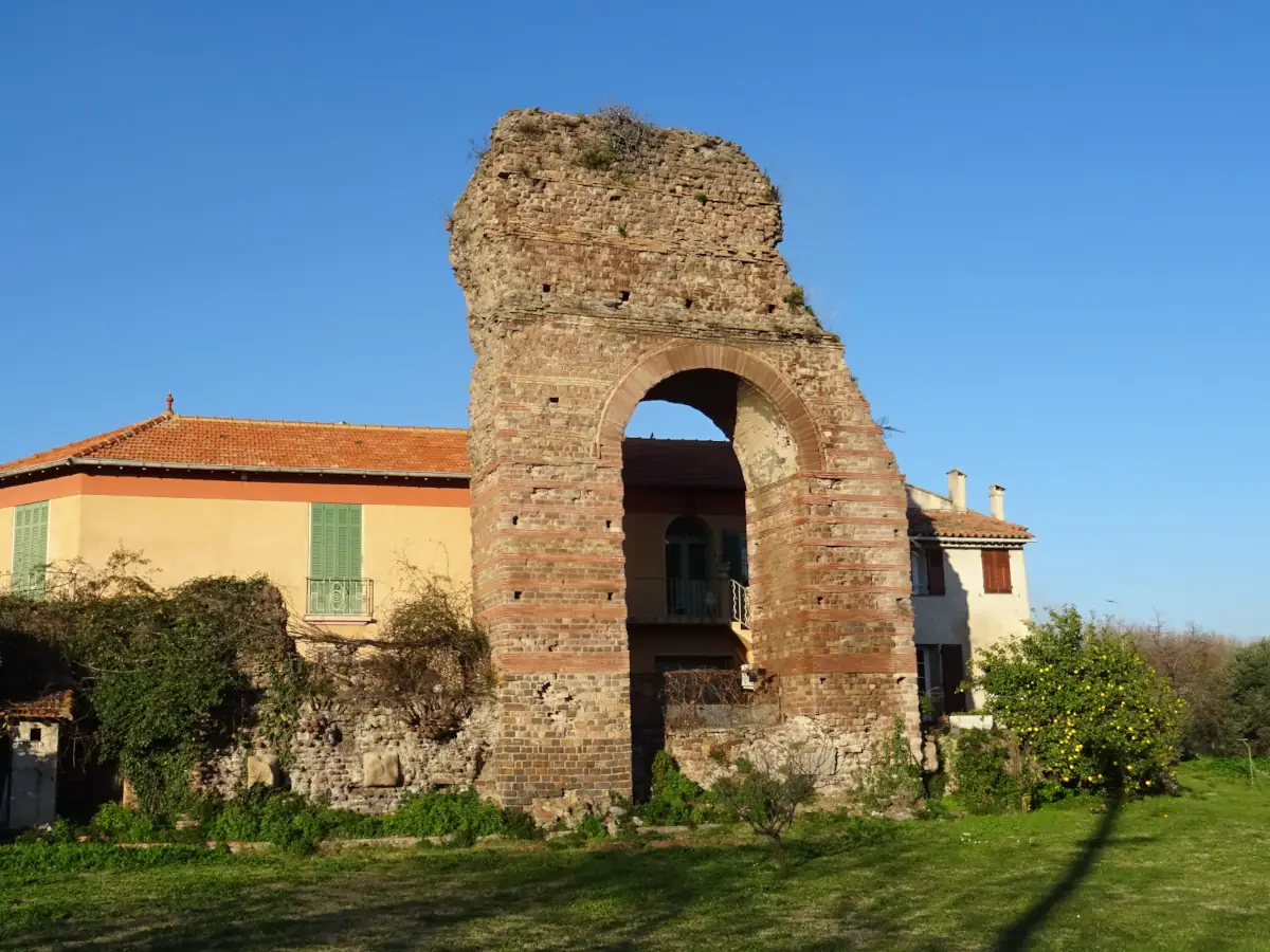 Goldenes Tor, römische Thermen in Fréjus © VF