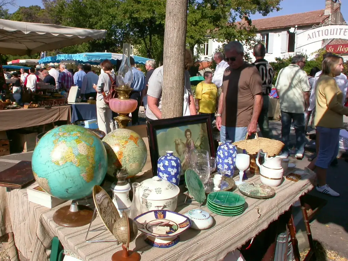 Brocantes et Antiquités à Isle sur la Sorgue © VF