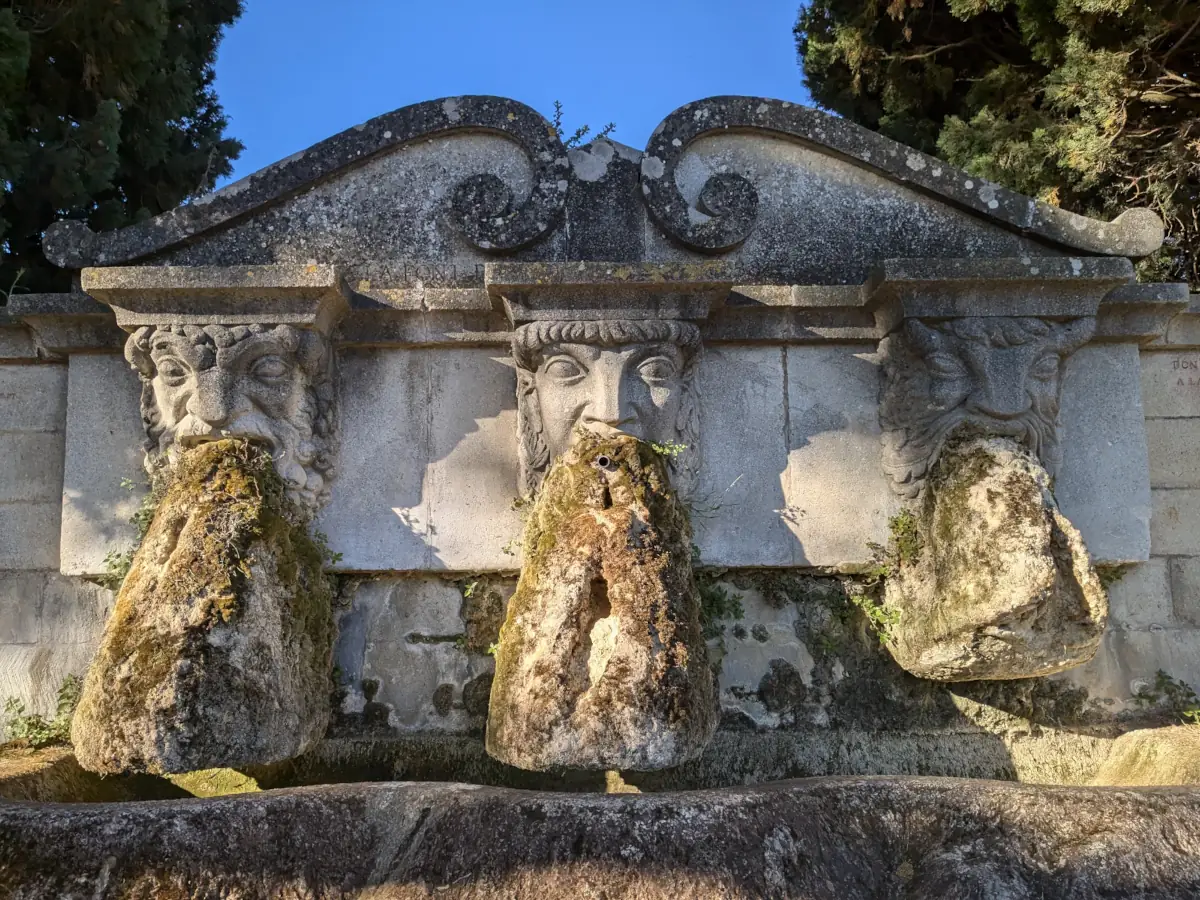 Lourmarin fountain © VF