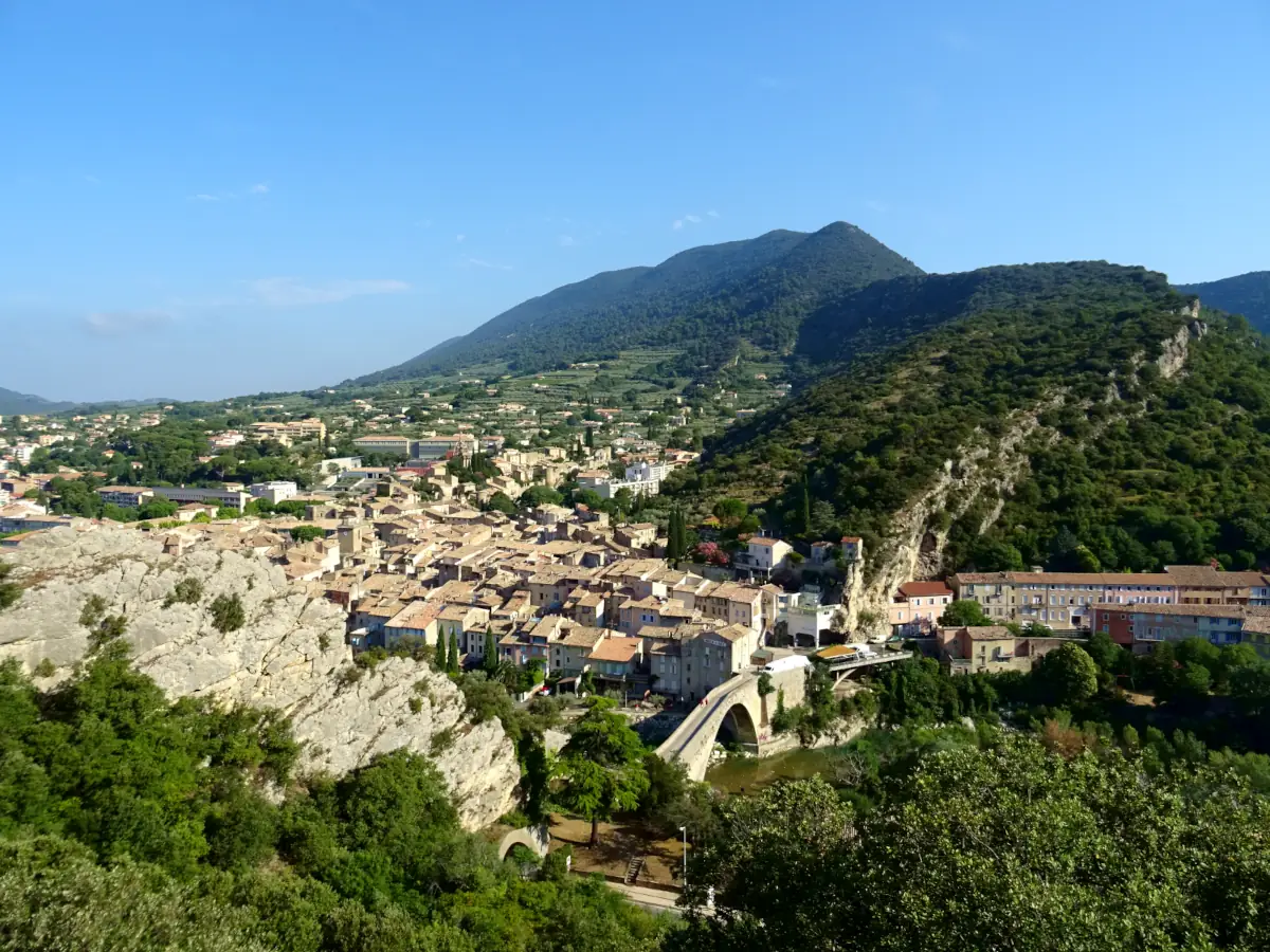 Nyons en Baronnies provençales © VF