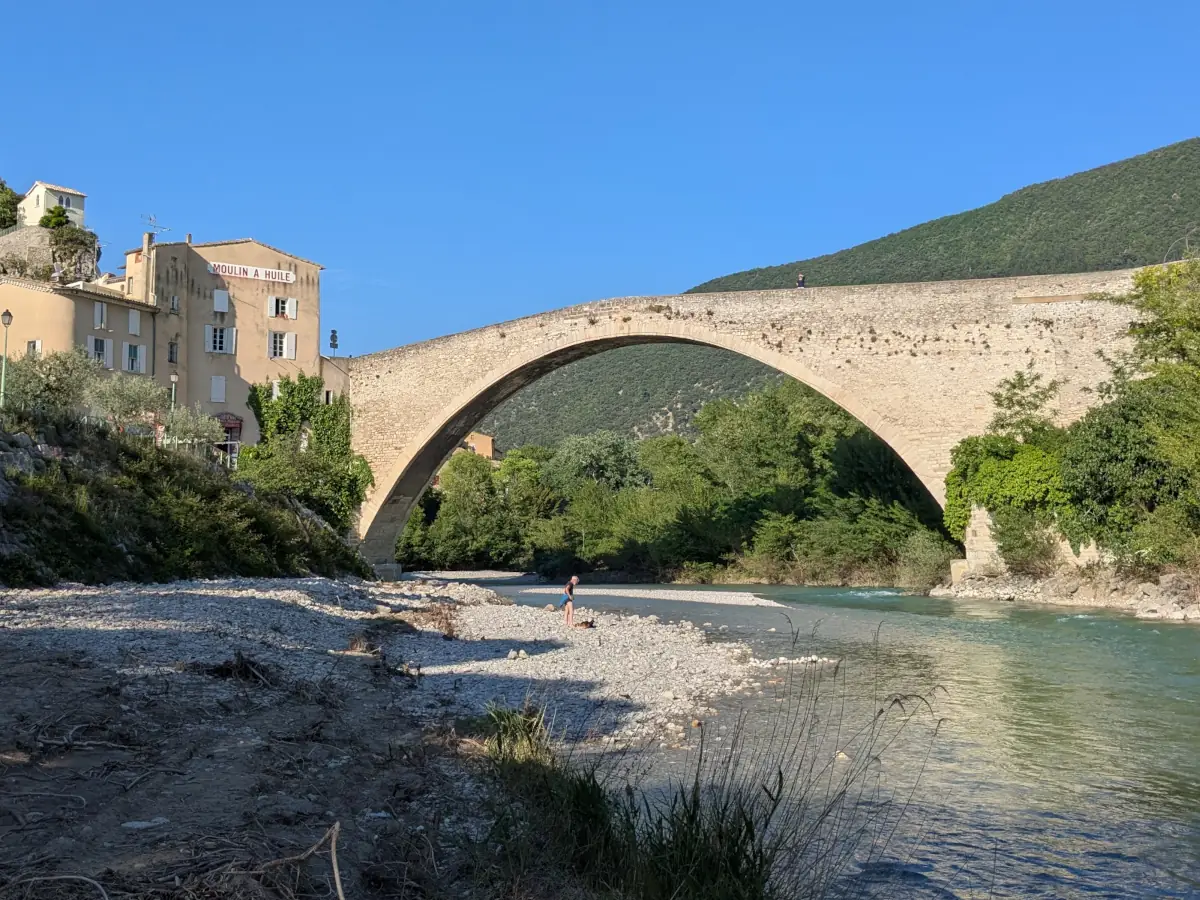 Pont médiéval à Nyons© VF
