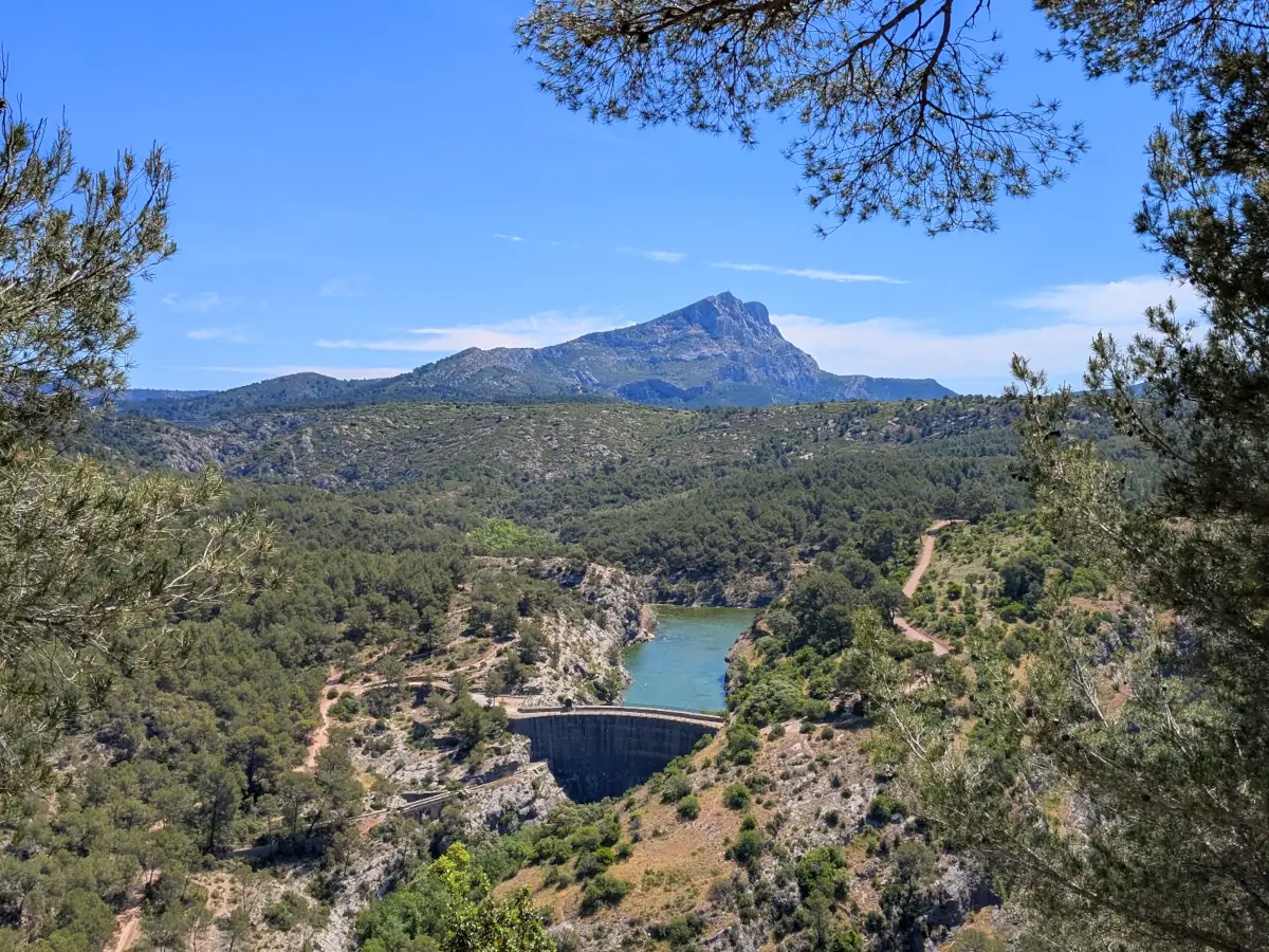 Der Zola-See und La Montagne Sainte Victoire ©  VF
